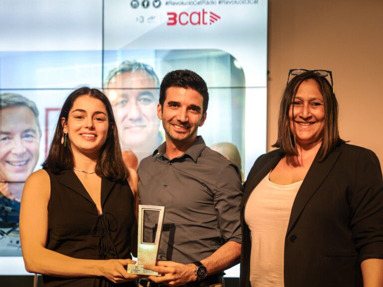 foto de el Xavi Mallo, Mar Saló i Laura Gil con el premio Revolución 4.0